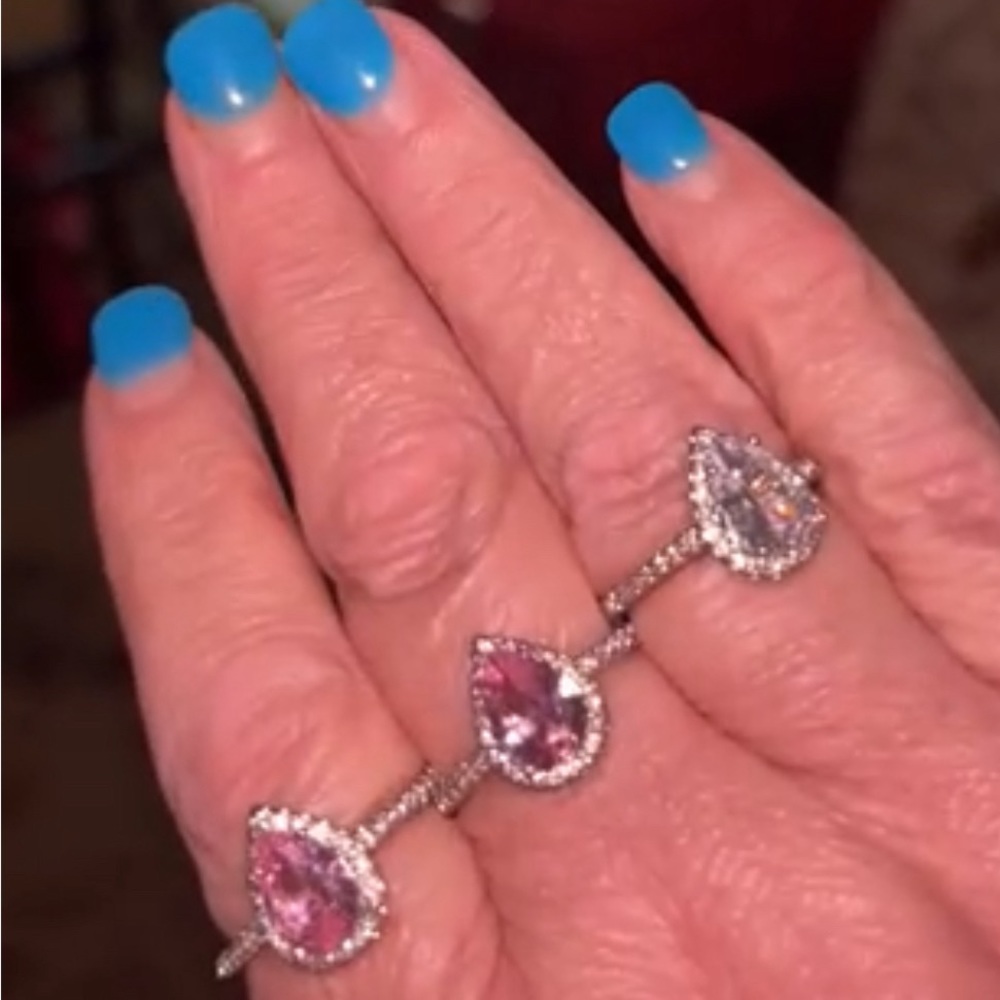 ♥️White or pink pear-shaped Sapphire, center stone surrounded by round sapphires